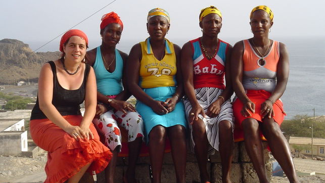 Foto: Luzia Oca com um grupo de mulheres cabo-verdianas