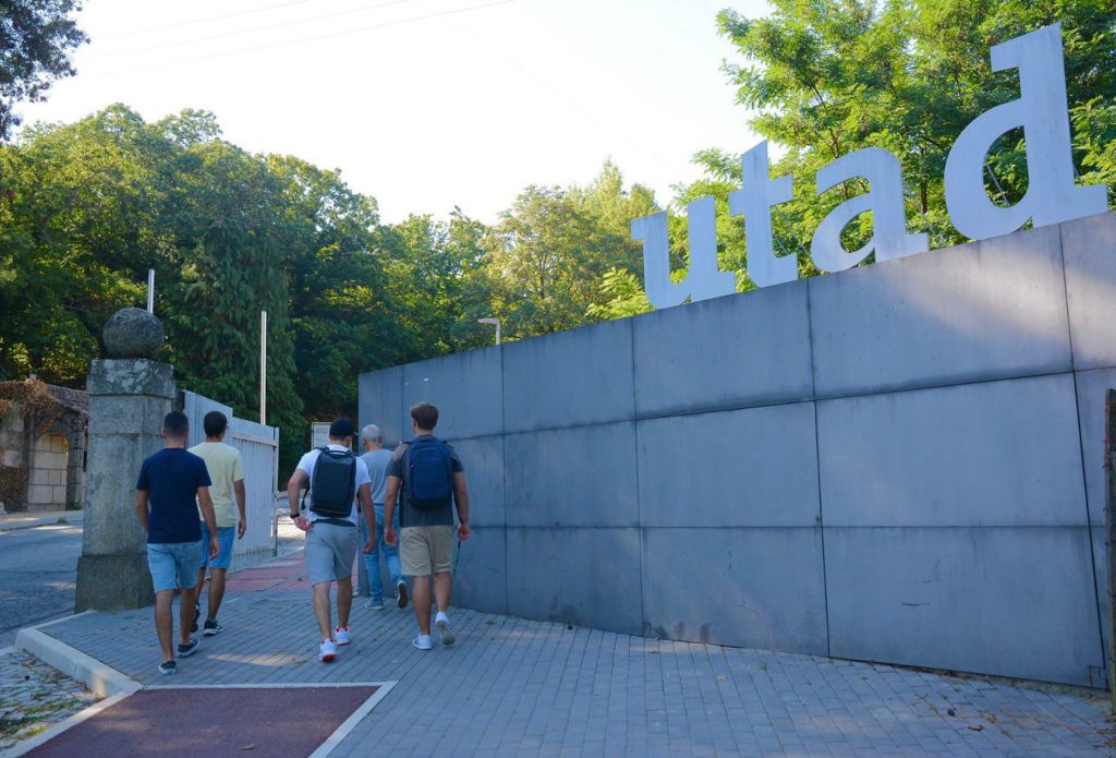Matrículas - alunos a entra no portão principal da UTAD