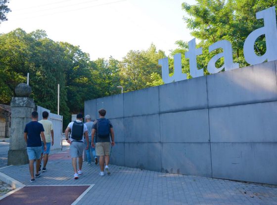 Matrículas - alunos a entra no portão principal da UTAD